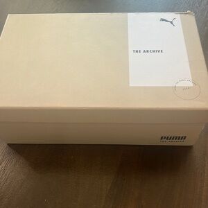 Suede Puma Sneakers. Adult size 7.